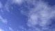 Image gif de un avion dans le ciel bleu