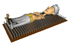 Image gif de un fakir allonge sur un tapis de clou
